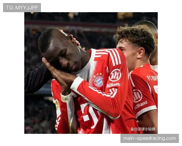 战术镜头:拜仁利用对手边后卫压上留下的空当,多次尝试斜传打身后纵深