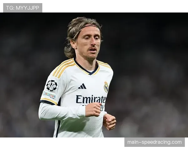 特写:点球决胜后,皇马老将莫德里奇安慰失点的年轻队友